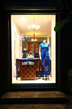 丝绸旗袍店橱窗展示