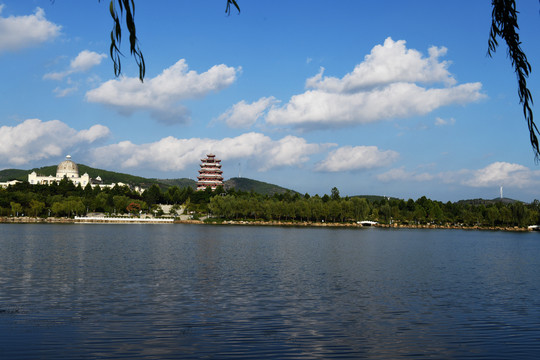 城市蓝天白云美景