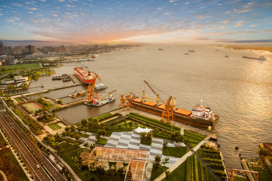 中国江阴长江港口码头和长江风光