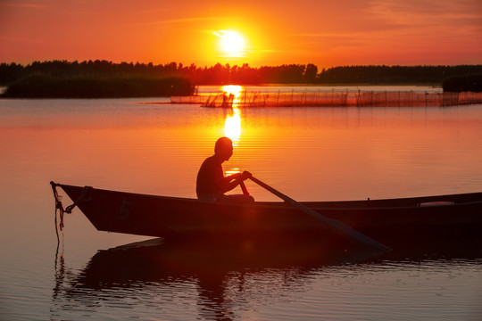 夕阳下捕捞渔船