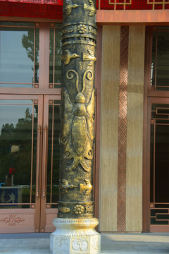 西江千户苗寨民族文化铜柱雕塑