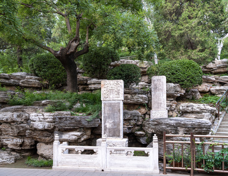 景山公园明思宗殉国三百年纪念碑