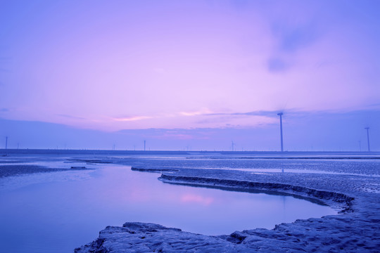 中国江苏启东海滩风光和风力发电