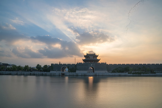 中国苏州平门古城墙和护城河风光