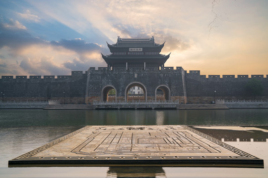 中国苏州平门古城墙和护城河风光