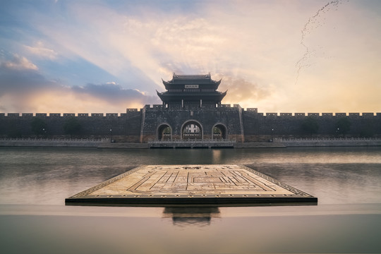 中国苏州平门古城墙和护城河风光