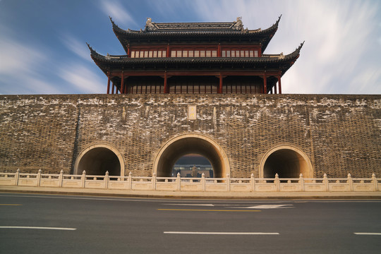 中国苏州平门古城墙和道路交通