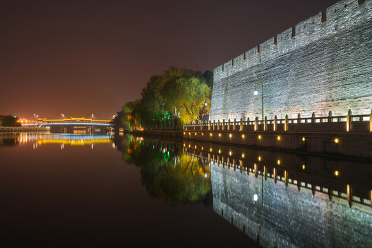 中国苏州平门古城墙和护城河夜景