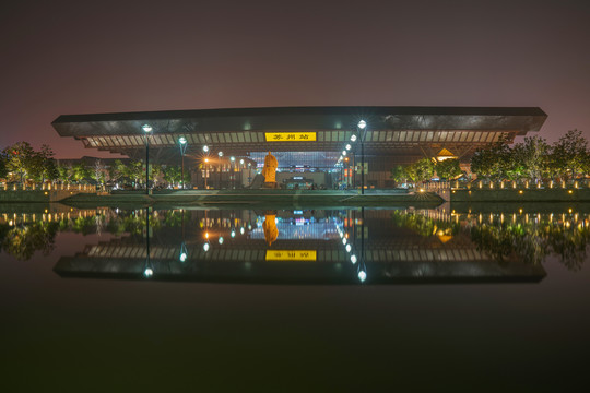 中国苏州火车站和护城河夜景