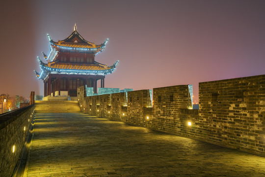 中国苏州平门古城墙和护城河夜景
