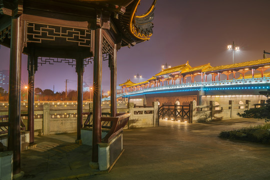 中国苏州平门路平门桥和凉亭夜景
