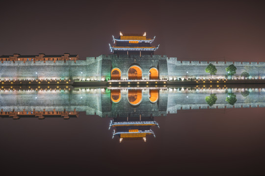 中国苏州平门古城墙和护城河夜景