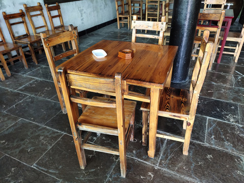 实木桌子与凳子