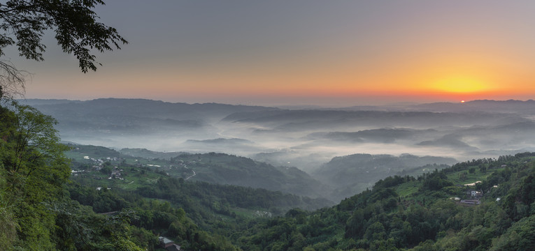清晨美丽的田野村庄与缭绕的晨雾