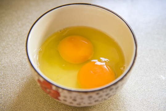 碗里两个土鸡蛋