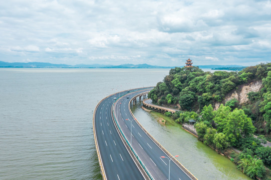 航拍云南昆明滇池边的高速公路