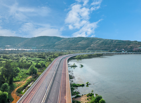 航拍云南昆明滇池边的高速公路