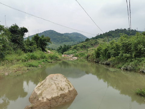 山涧溪流