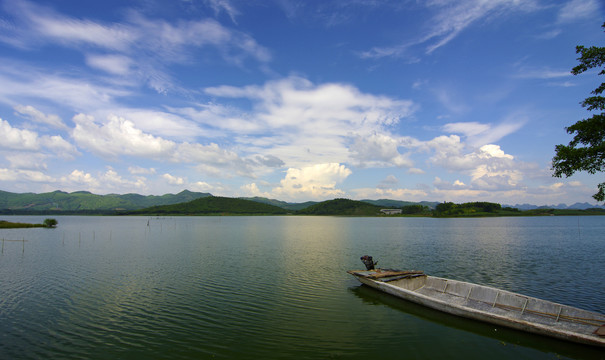 湖面小船