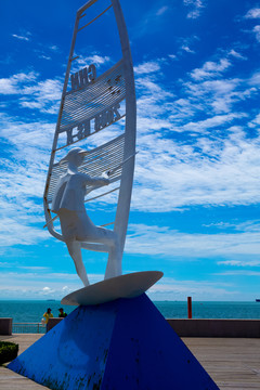 海边帆船雕塑