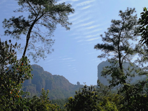 天空下的远山