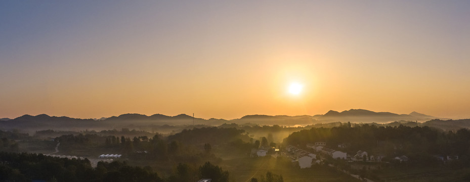 宽幅乡村的早晨