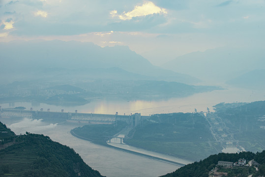 晚霞下的三峡大坝