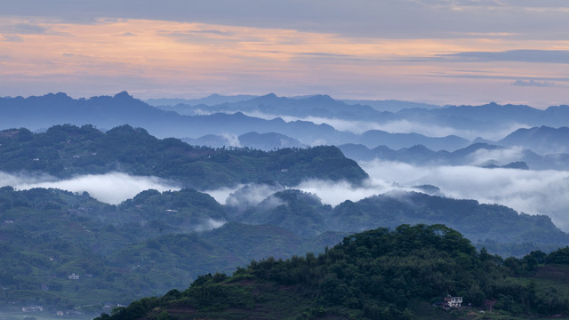 清晨薄雾缭绕的丘壑与山脉