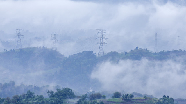 云雾中的西电东送输电线与铁塔