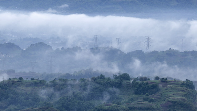高山丘壑晨雾缭绕自然风光