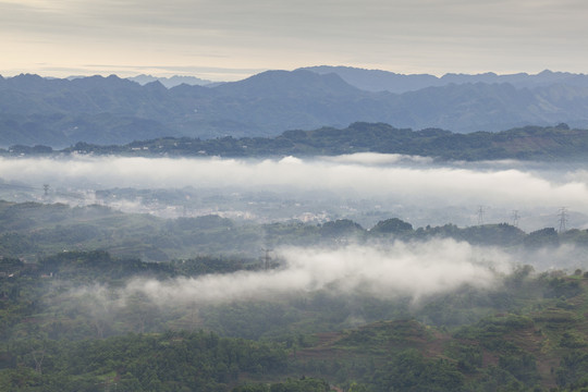 云雾缭绕的高山村庄与丘壑山脉