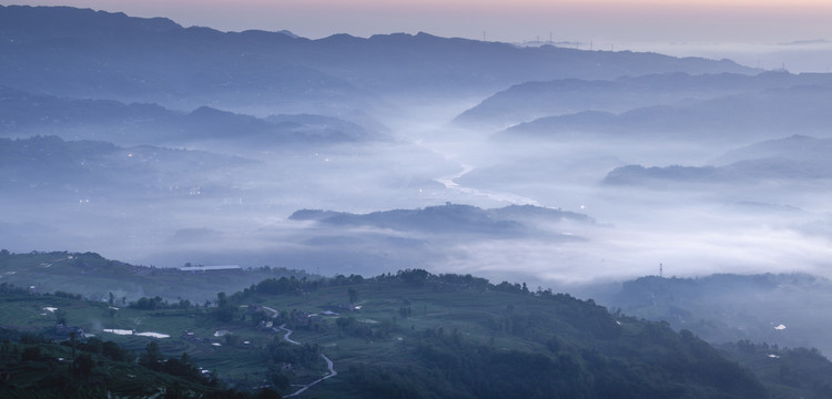 云雾缭绕的高山丘壑山脉
