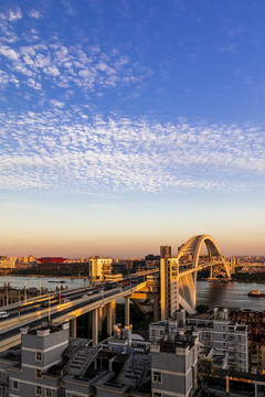 上海卢浦大桥夕阳透光高积云风光