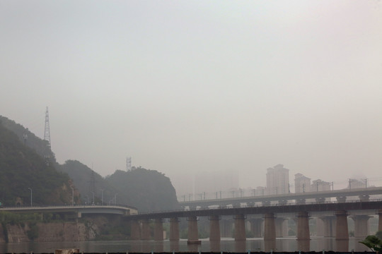 山城本溪有雾的清晨