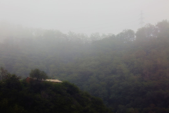 山城本溪有雾的清晨