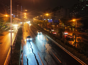 夜晚雨后城市交通布龙路车流