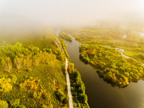 秋季河流晨雾航拍