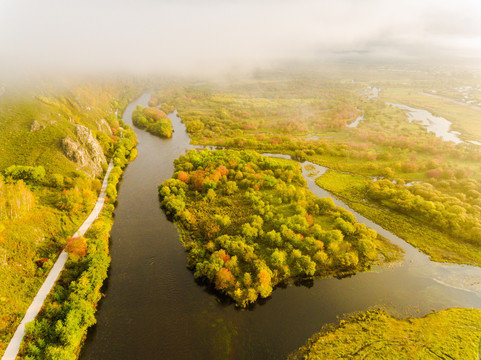 航拍秋季河流湿地