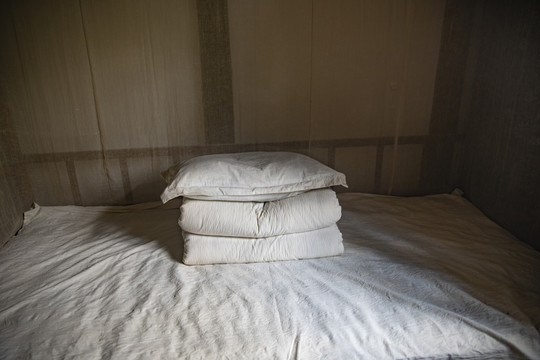 民国时期卧室陈设老床铺