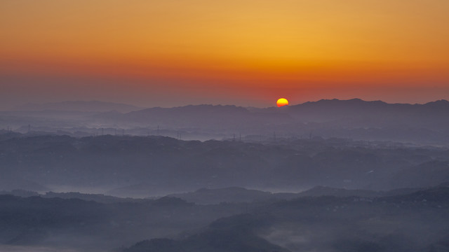 日出云雾缭绕的丘壑与高山