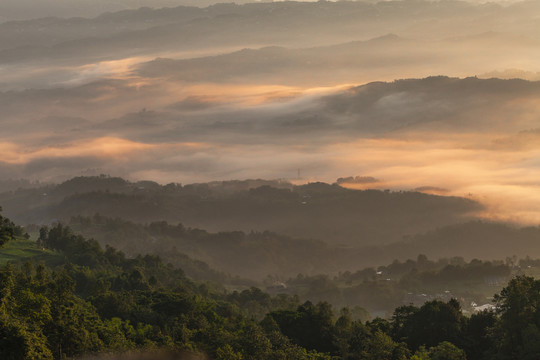 清晨日出云雾缭绕的丘壑自然风光