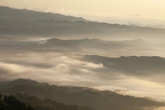 清晨日出云雾缭绕的丘壑自然风光