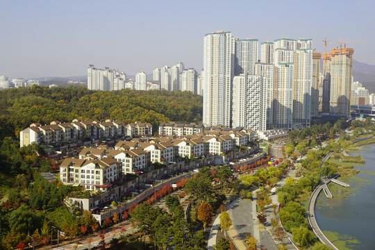 韩国水原光教湖水公园畔的住宅区