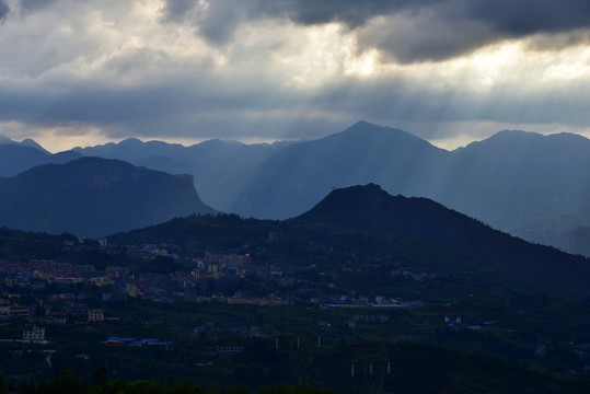 乌蒙山区远眺