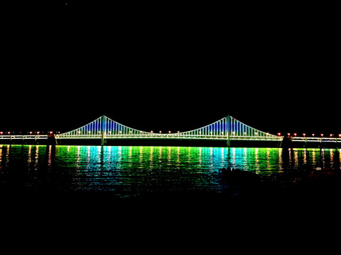 夜晚绿色灯光的跨海大桥