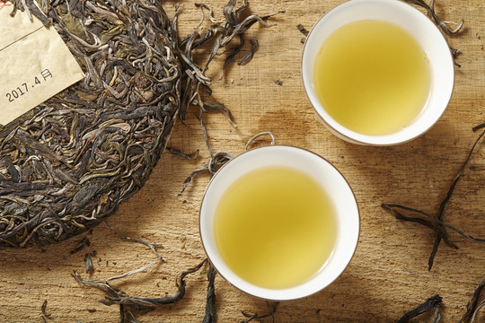普洱茶茶饼与茶汤