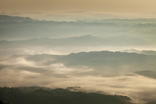 晨雾缭绕的高山丘壑与山脉