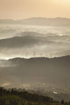 云雾中的西电东送输电线与铁塔