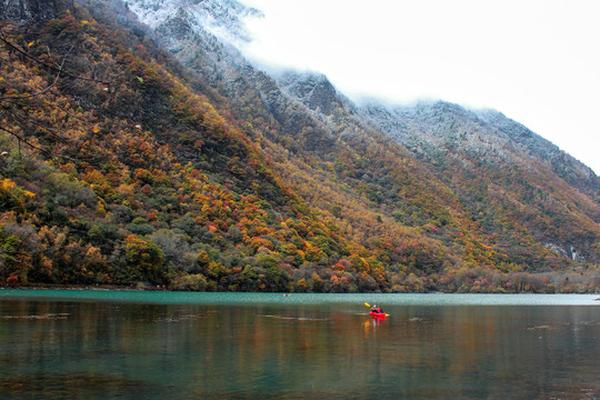 阿坝州秋色彩林蓝天白云湖水