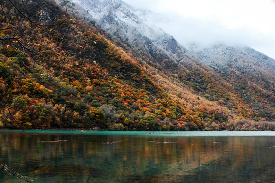 阿坝州秋色彩林蓝天白云湖水